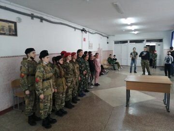 В школе №18 в Симферополе ученицы соревновались в прошивке погонов