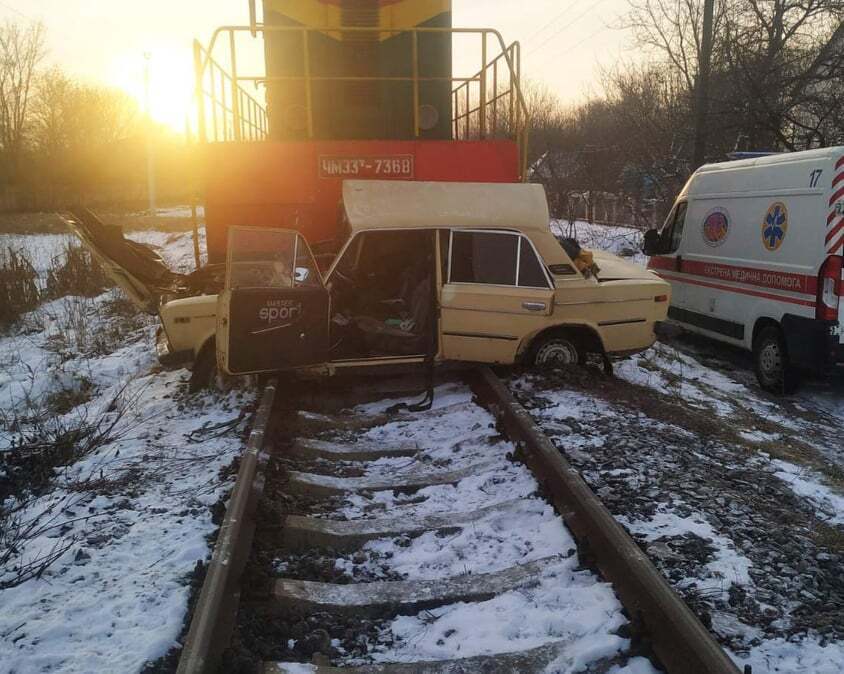 Поезд протащил автомобиль около 200 метров.