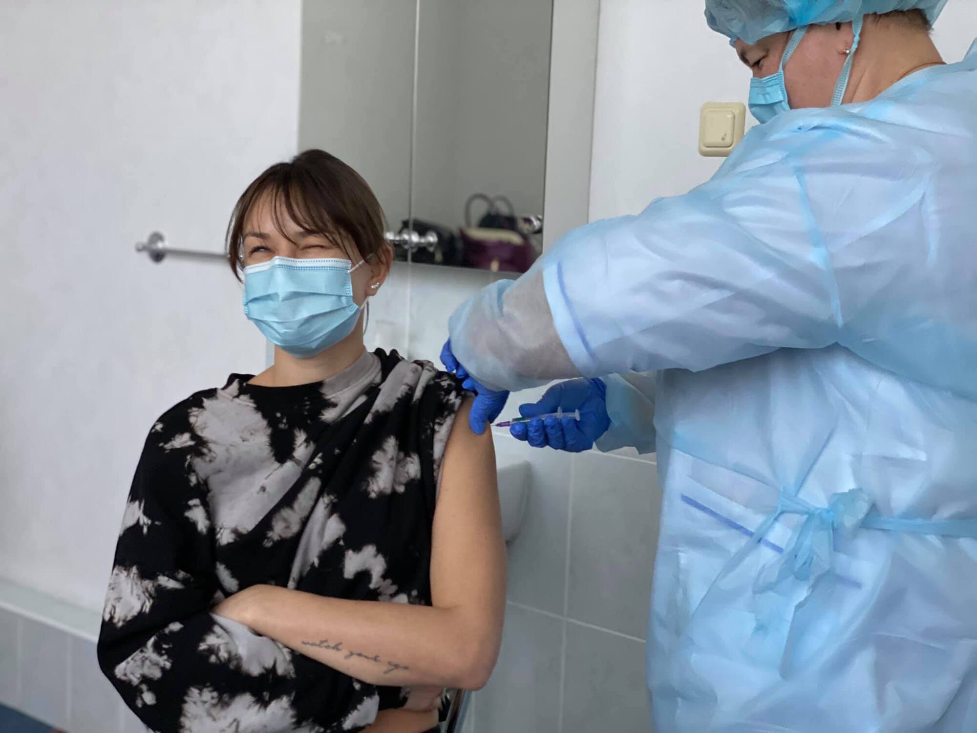 Жена Лещенко сделала прививку