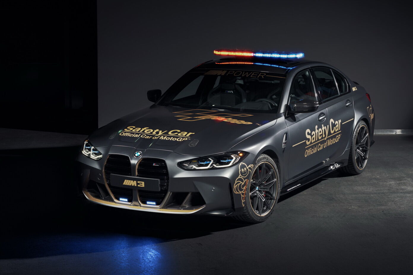 M3 Competition Sedan Safety Car окрашен в цвет Frozen Grey Dark Metallic