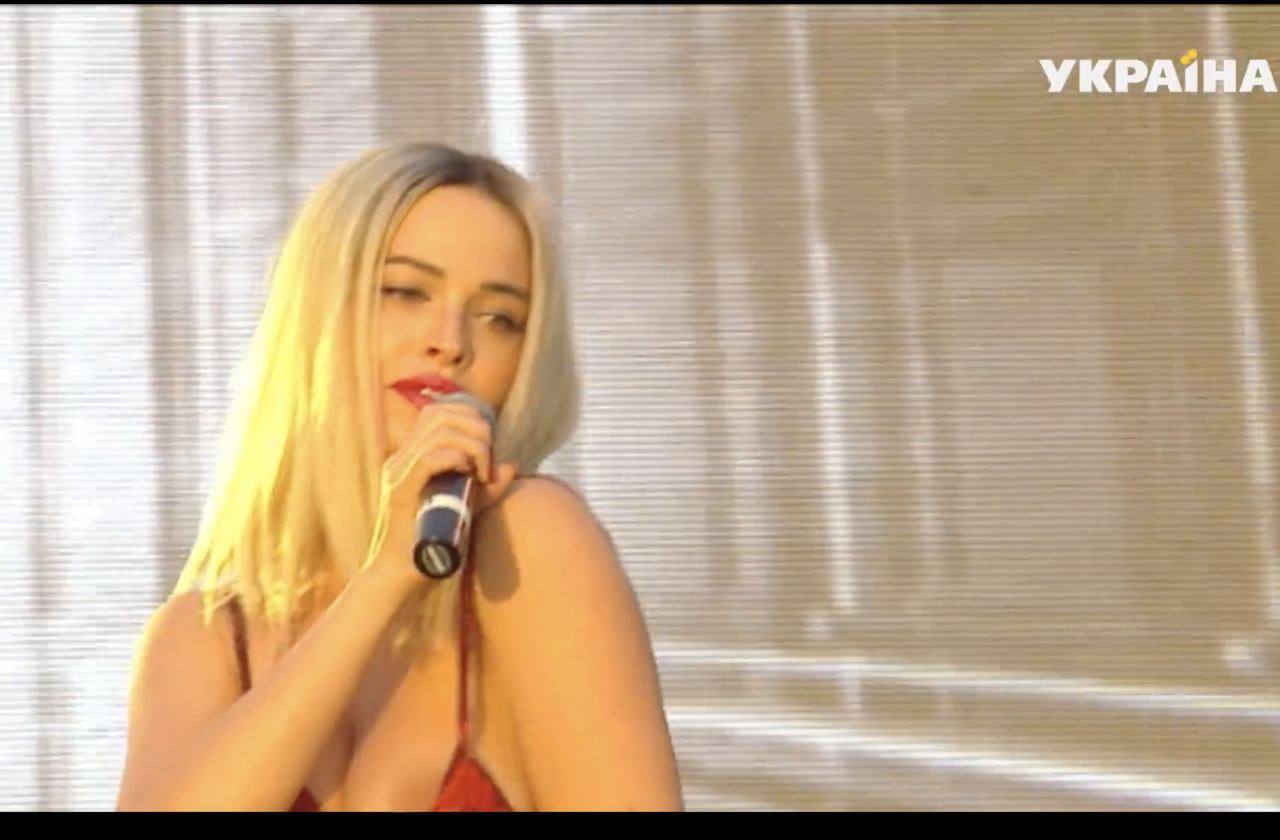 Даша Астафьєва оголила груди на сцені у прямому ефірі.