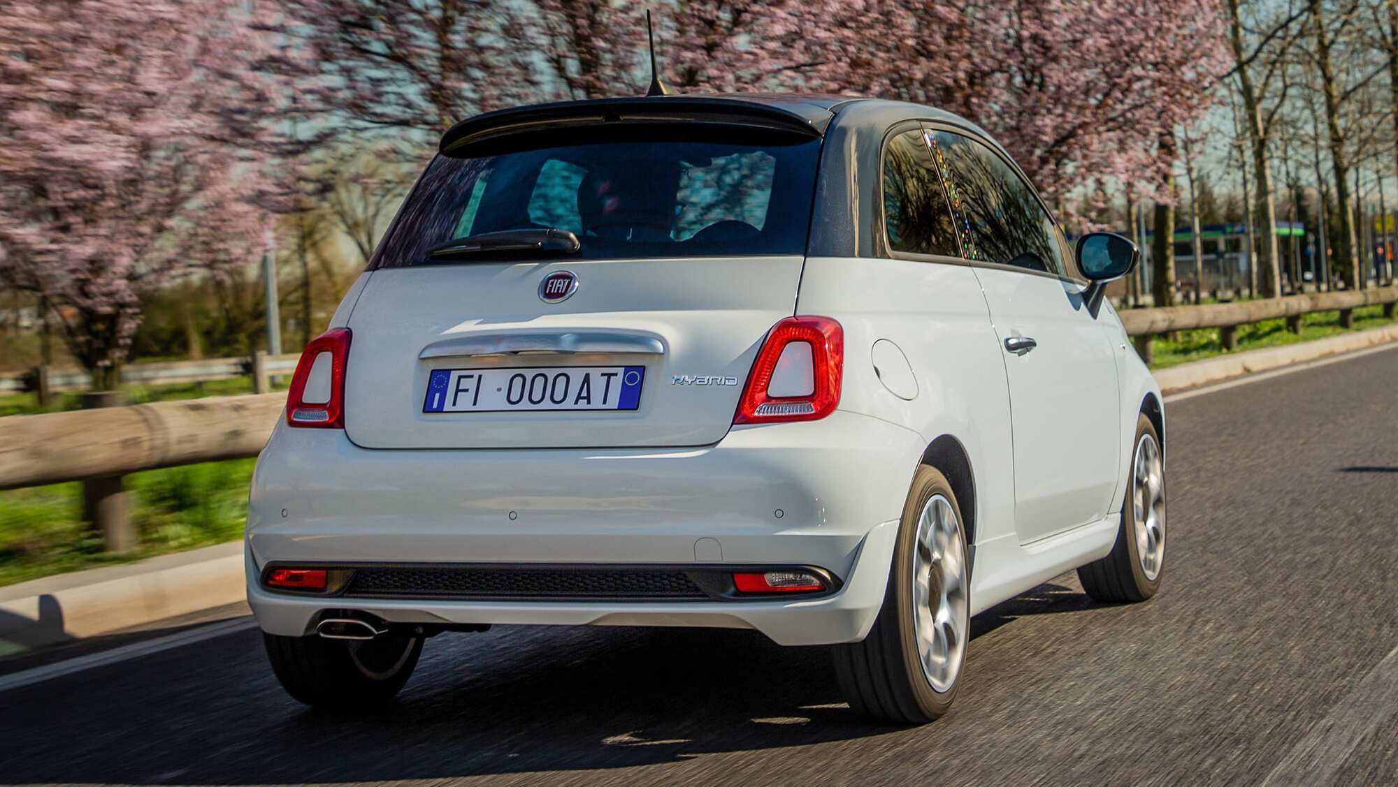 Задняя часть обновленного Fiat 500