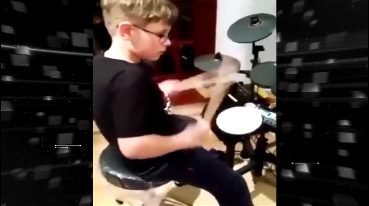 Сын Кароль играет на барабанах