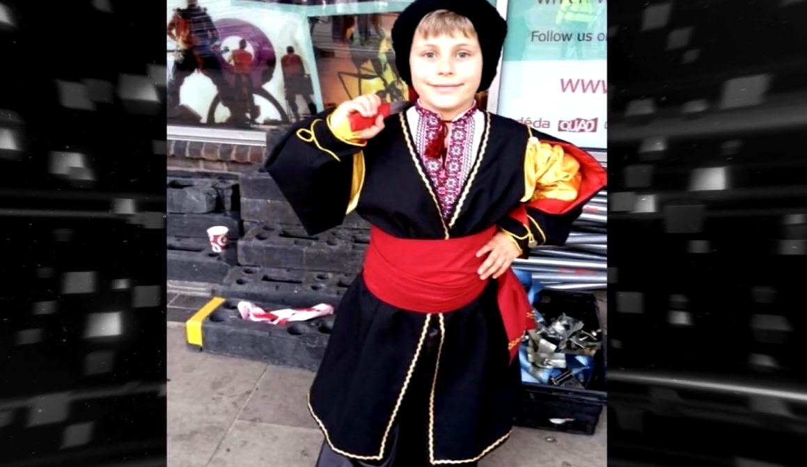 Сын Кароль посещает клуб в Великобритании, в котором танцует украинский гопак с саблей