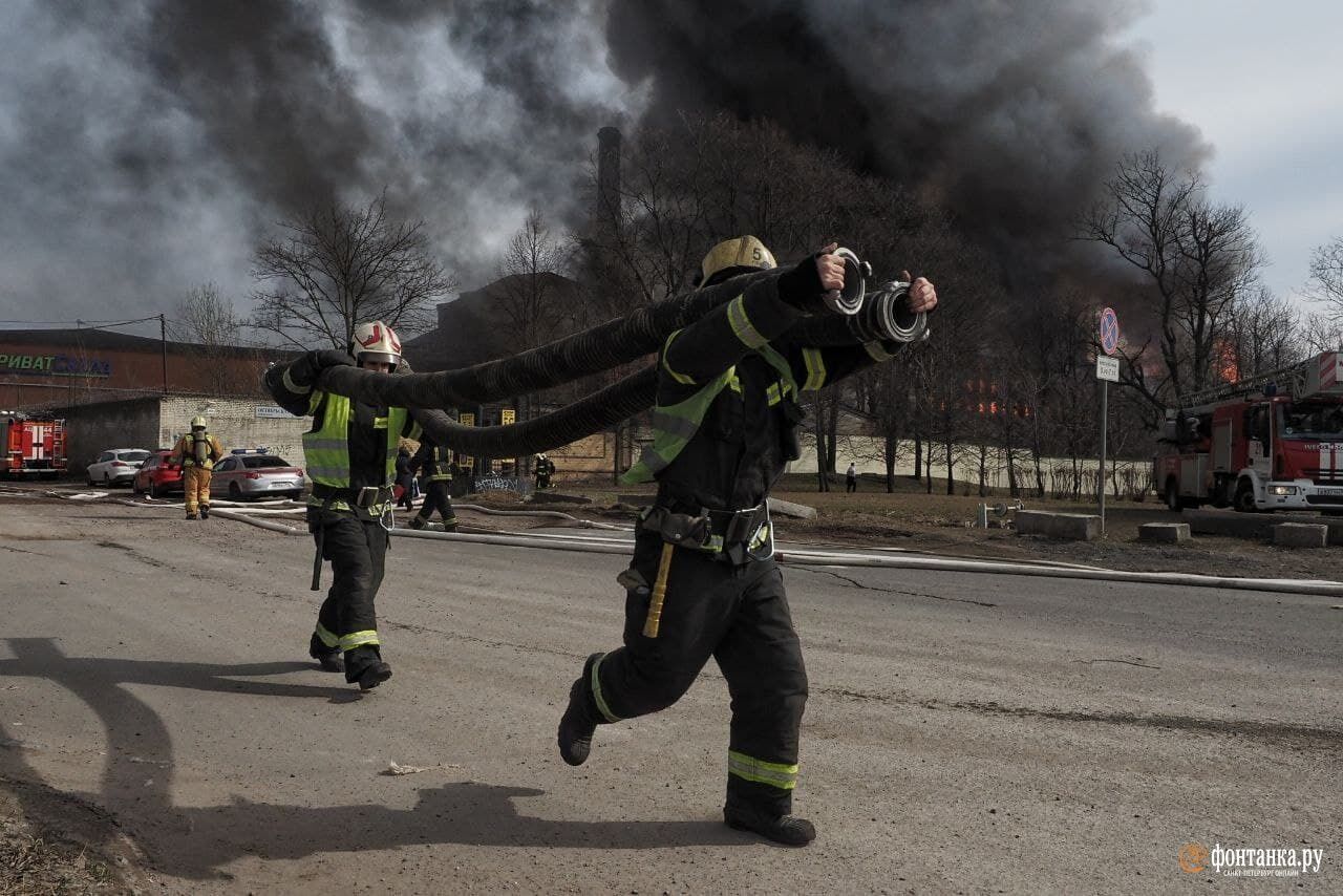 Спасатели борются с огнем.