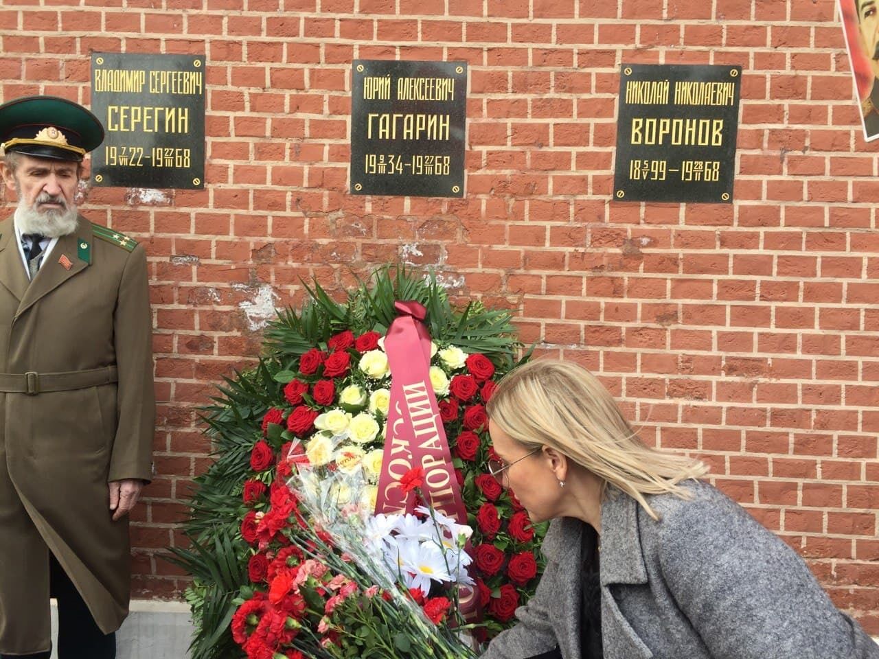Учасники поклали квіти до могили Гагаріна.