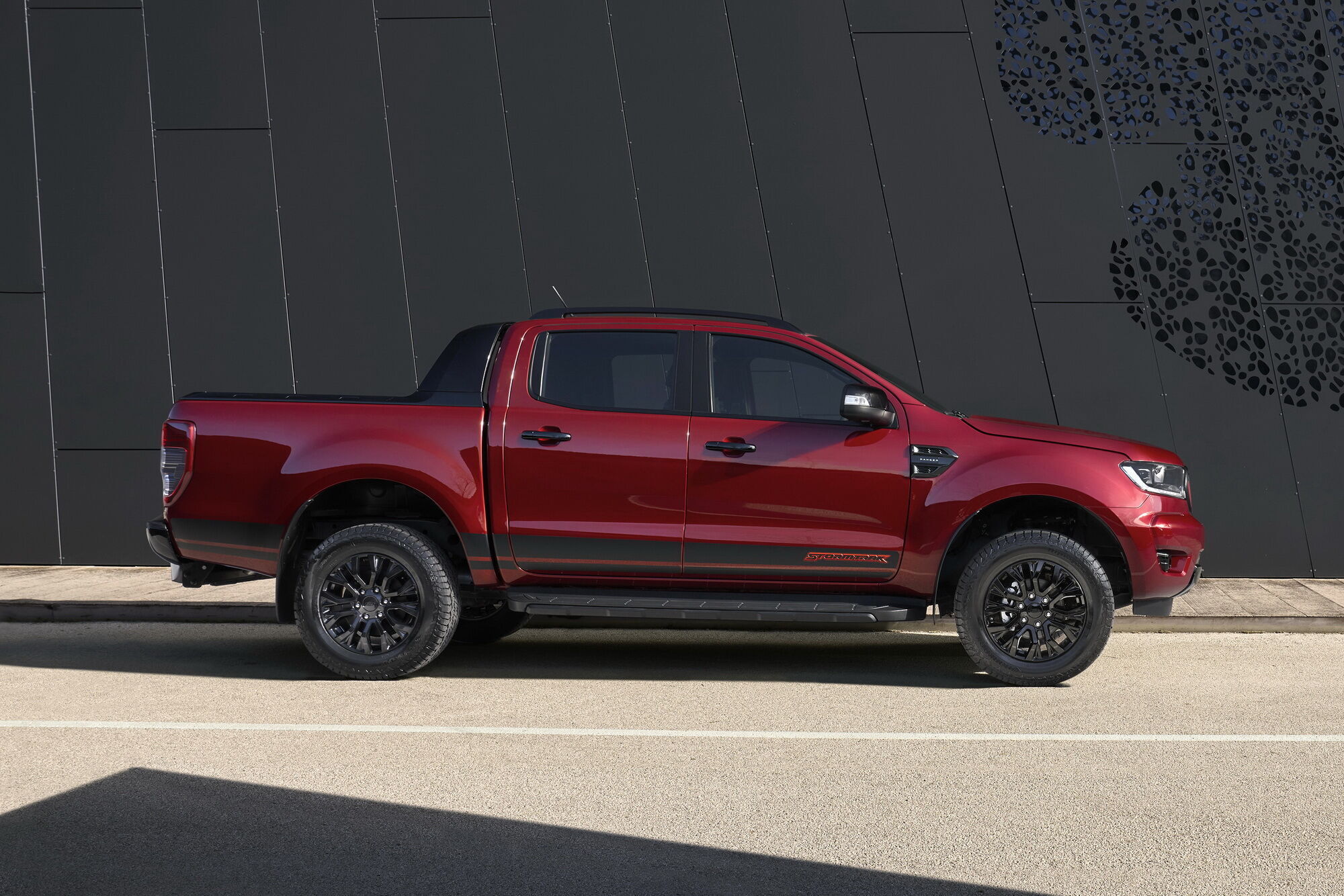 Мощную внешность Ranger Stormtrak дополняют эксклюзивные аппликации на капоте и боковых поверхностях кузова
