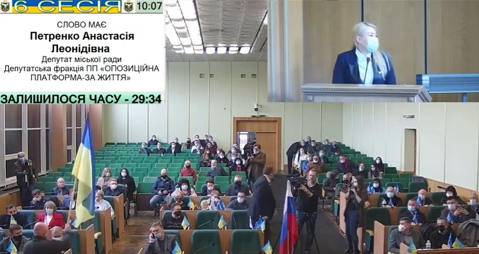 На заседание горсовета в Славянске принесли флаг РФ.