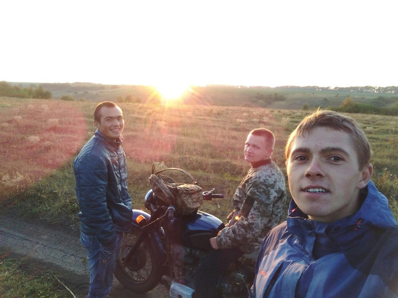 Андрей (в центре) с любимым мотоциклом