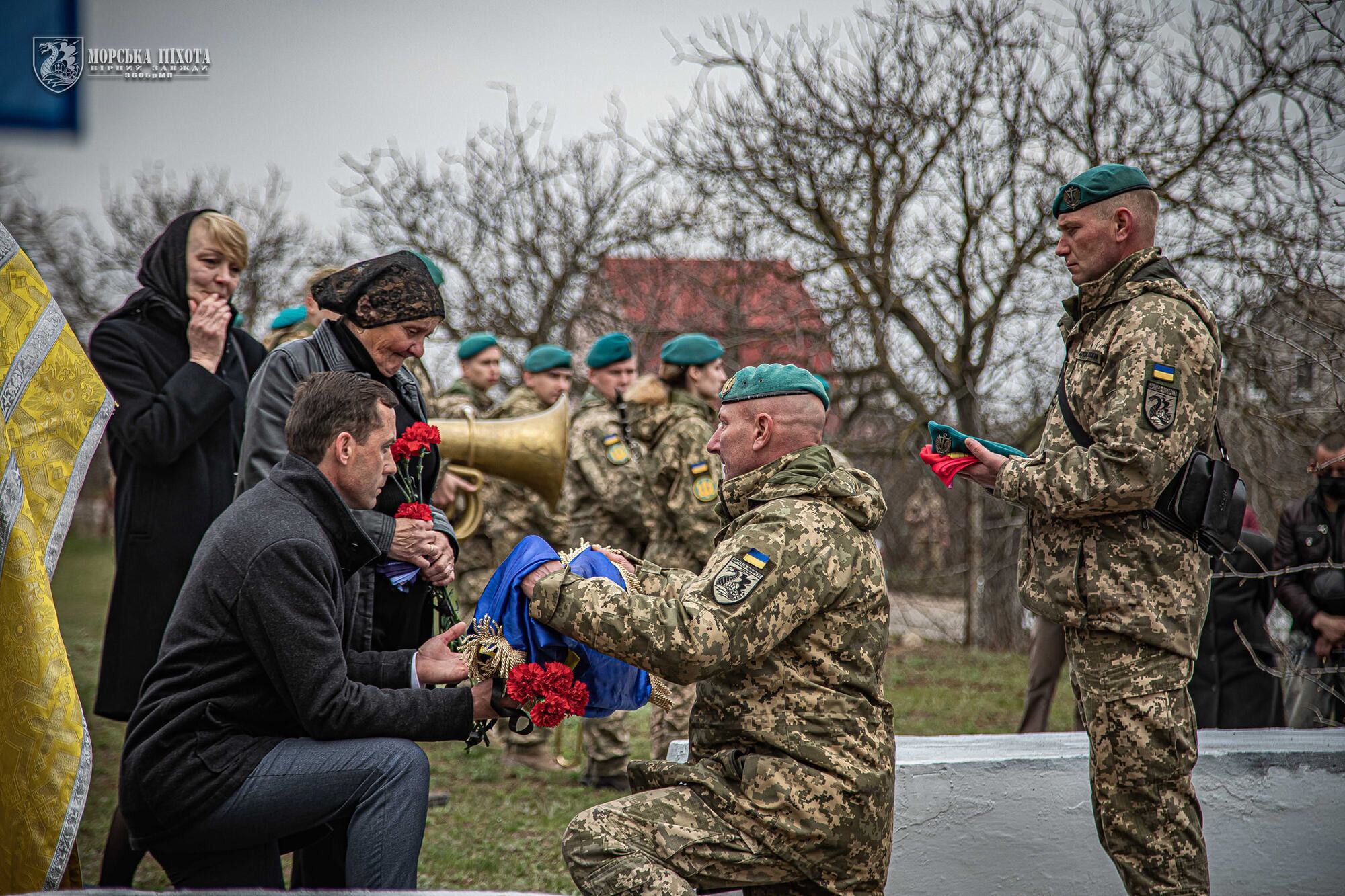 Флаг с гроба Дениса Юшко вручили его родным