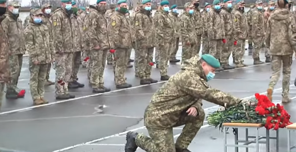 Морпіхи ЗСУ ставали на коліна перед труною Героя