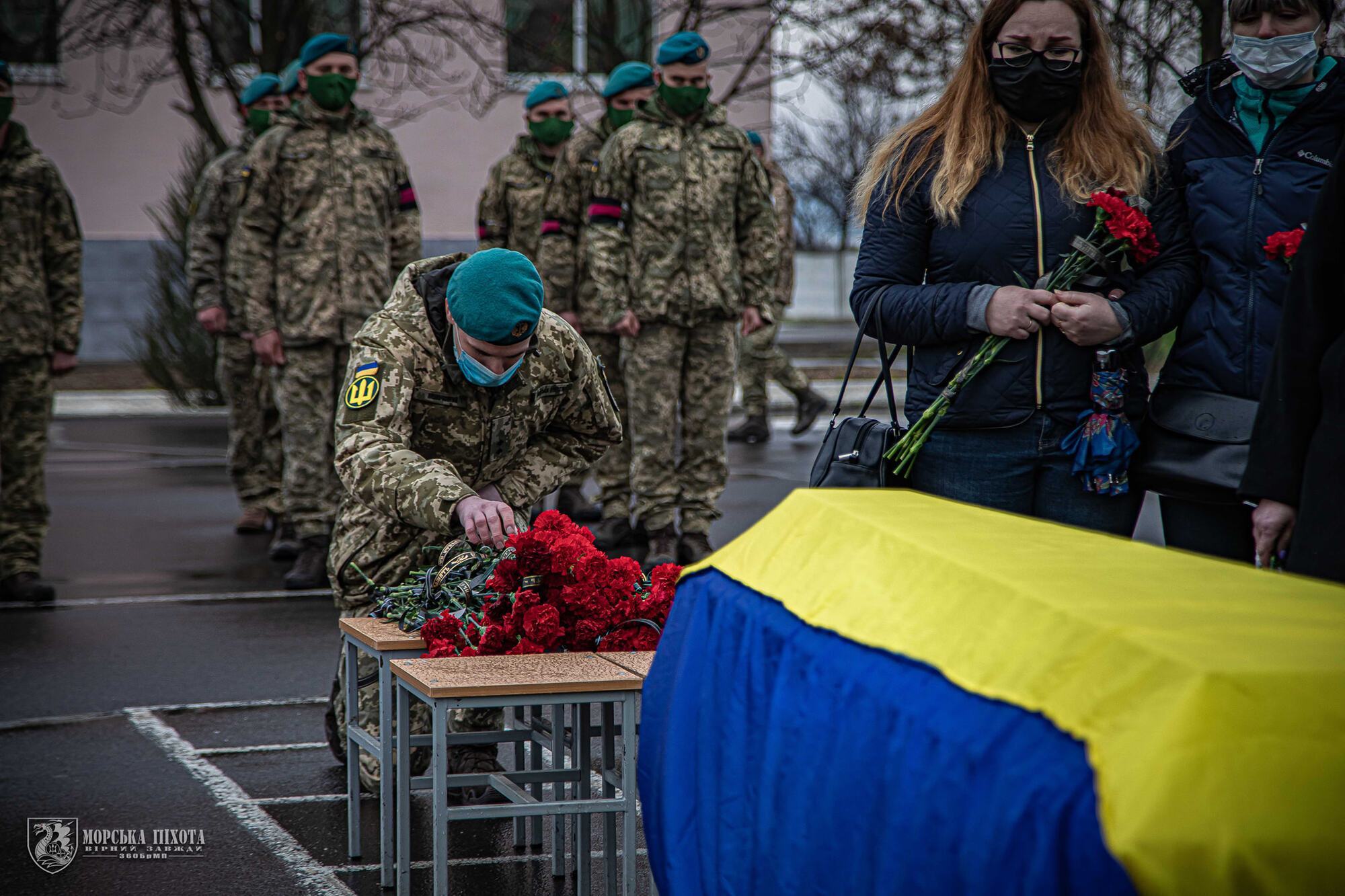 Побратими схилилися на коліна перед труною Героя