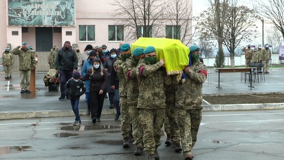 Гроб Дениса Юшко морпехи несли на руках