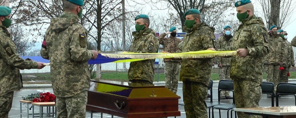 Гроб Героя покрыли Государственным Флагом Украины