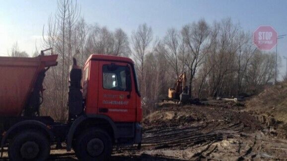 Машины якобы вывозили песок на завод имени Ковальской