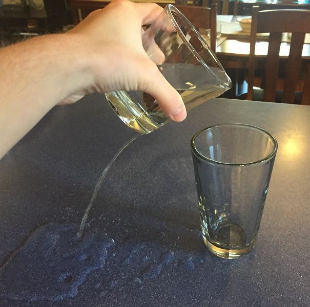 Это самое сложное задание в жизни – не разлить воду из стакана.