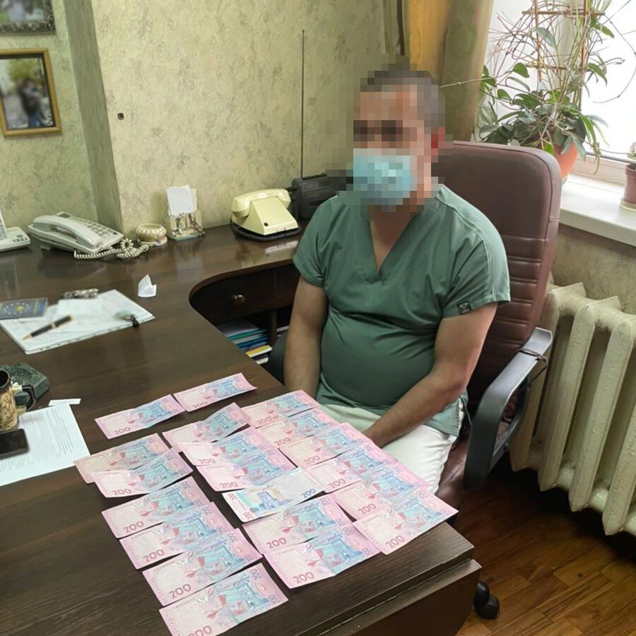 В Киеве врача задержали на вымогательстве при выдаче тела умершей от COVID-19. Фото