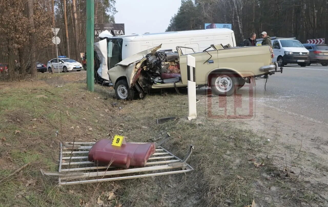 В аварии погиб водитель "Москвича" и двое его пассажиров.