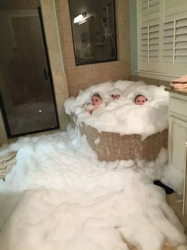 Сестры принимают ванну с пеной.