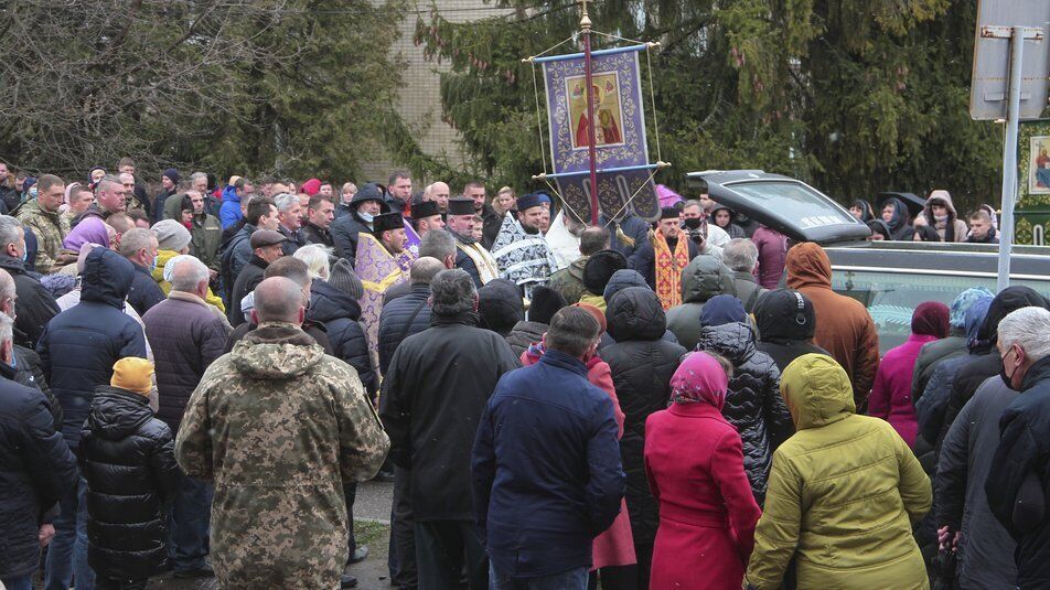 Буковинцы выстроились живым коридором, провожая погибшего воина ВСУ