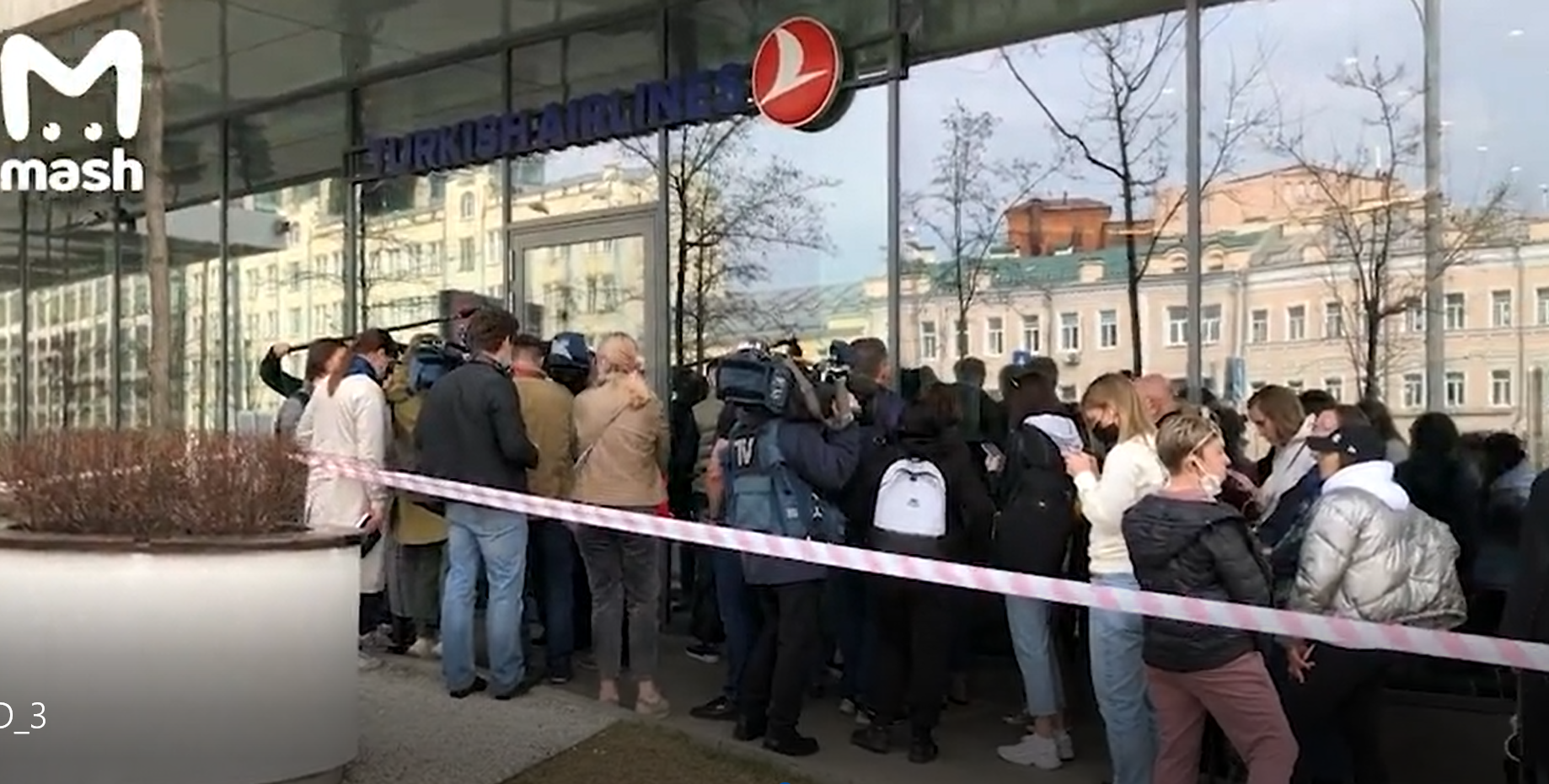 В Москве около офиса Turkish Airlines выстроилась длинная очередь