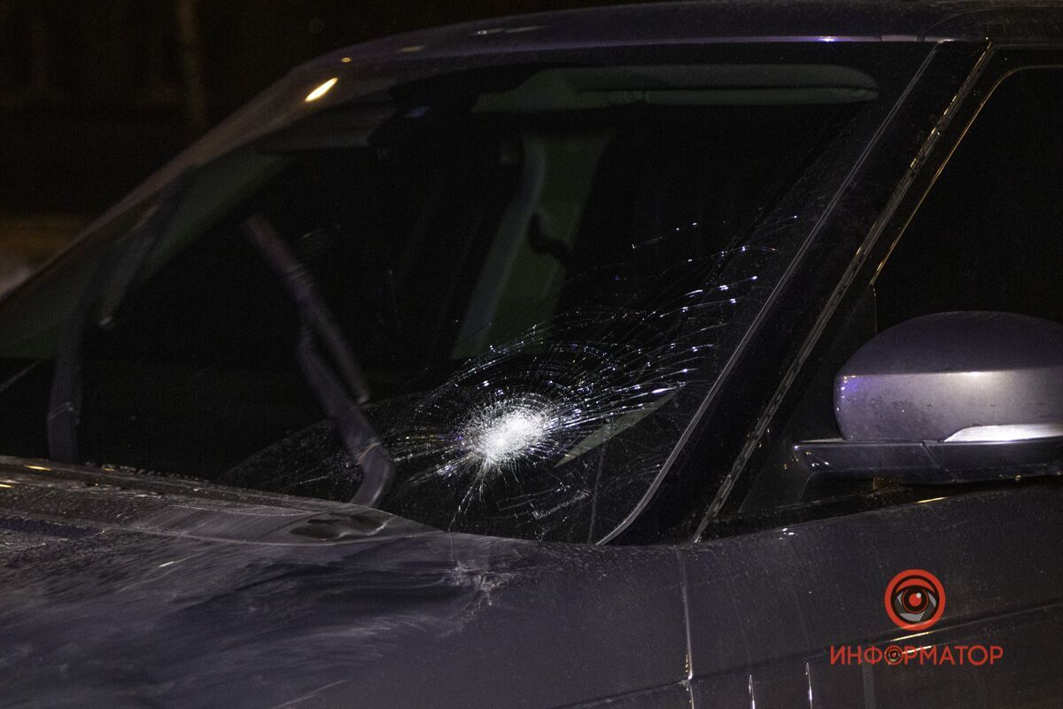 У машины от удара разбилось стекло.