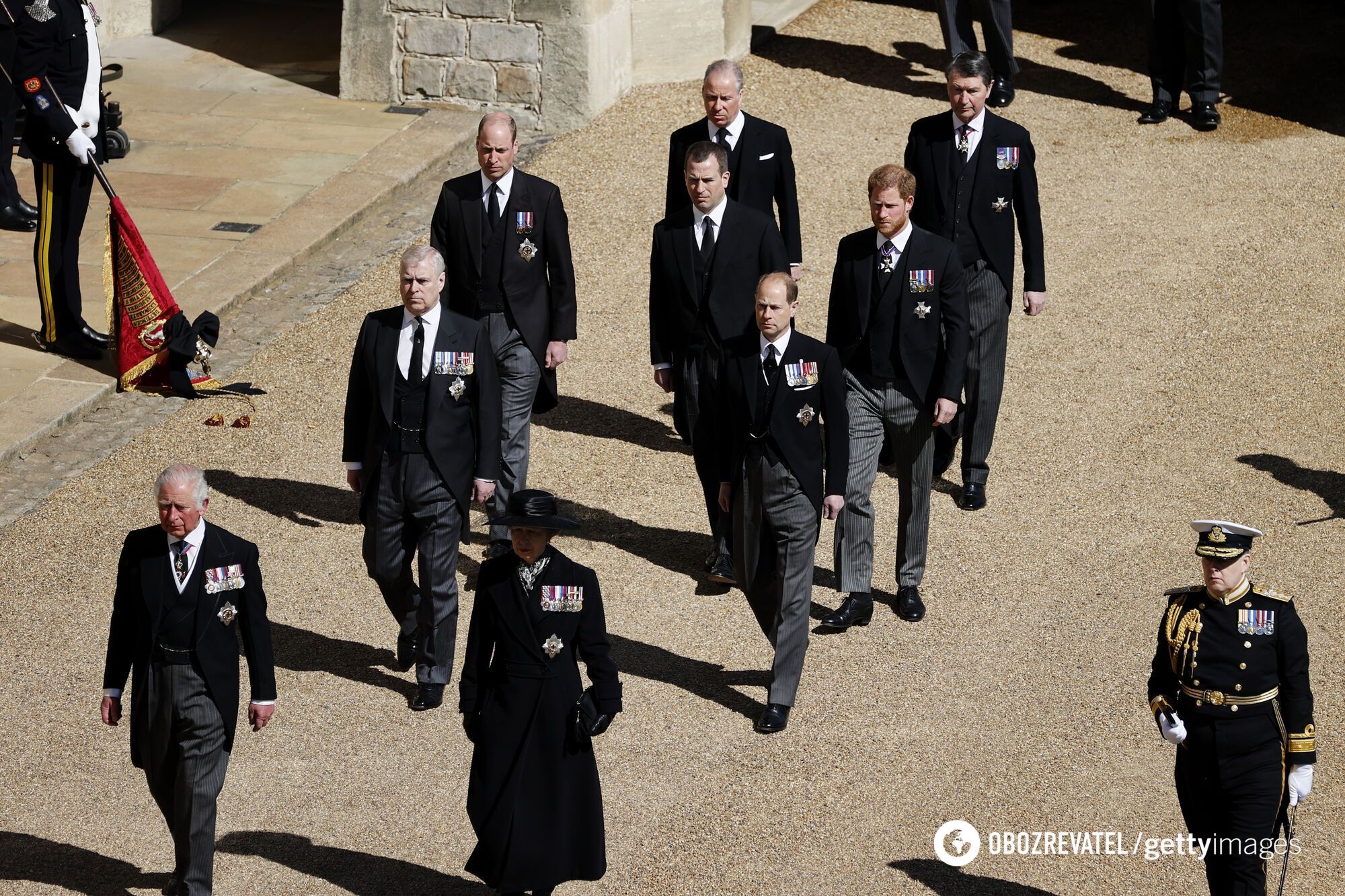 Принц Гаррі і принц Вільям йшли порізно під час похоронної процесії