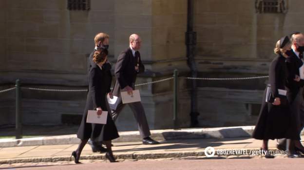 Принцы Гарри и Уильям вместе покинули часовню после похорон своего дедушки