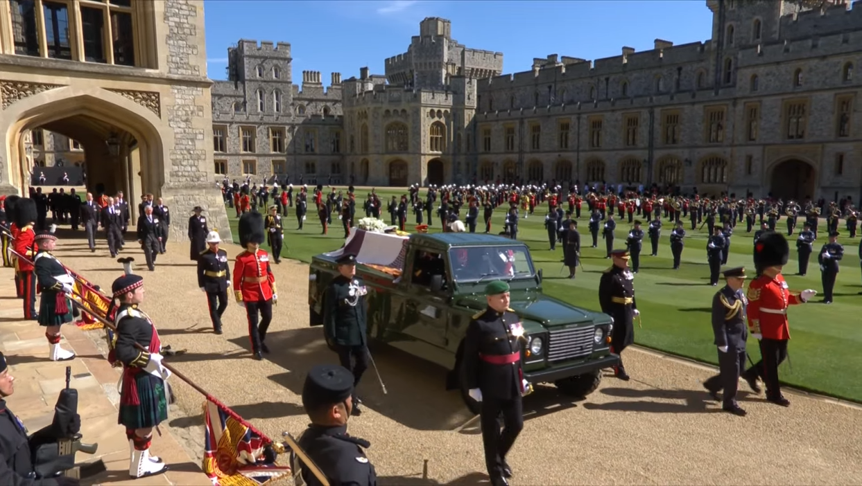 В траурной церемонии приняли участие сотни военных и члены королевской семьи