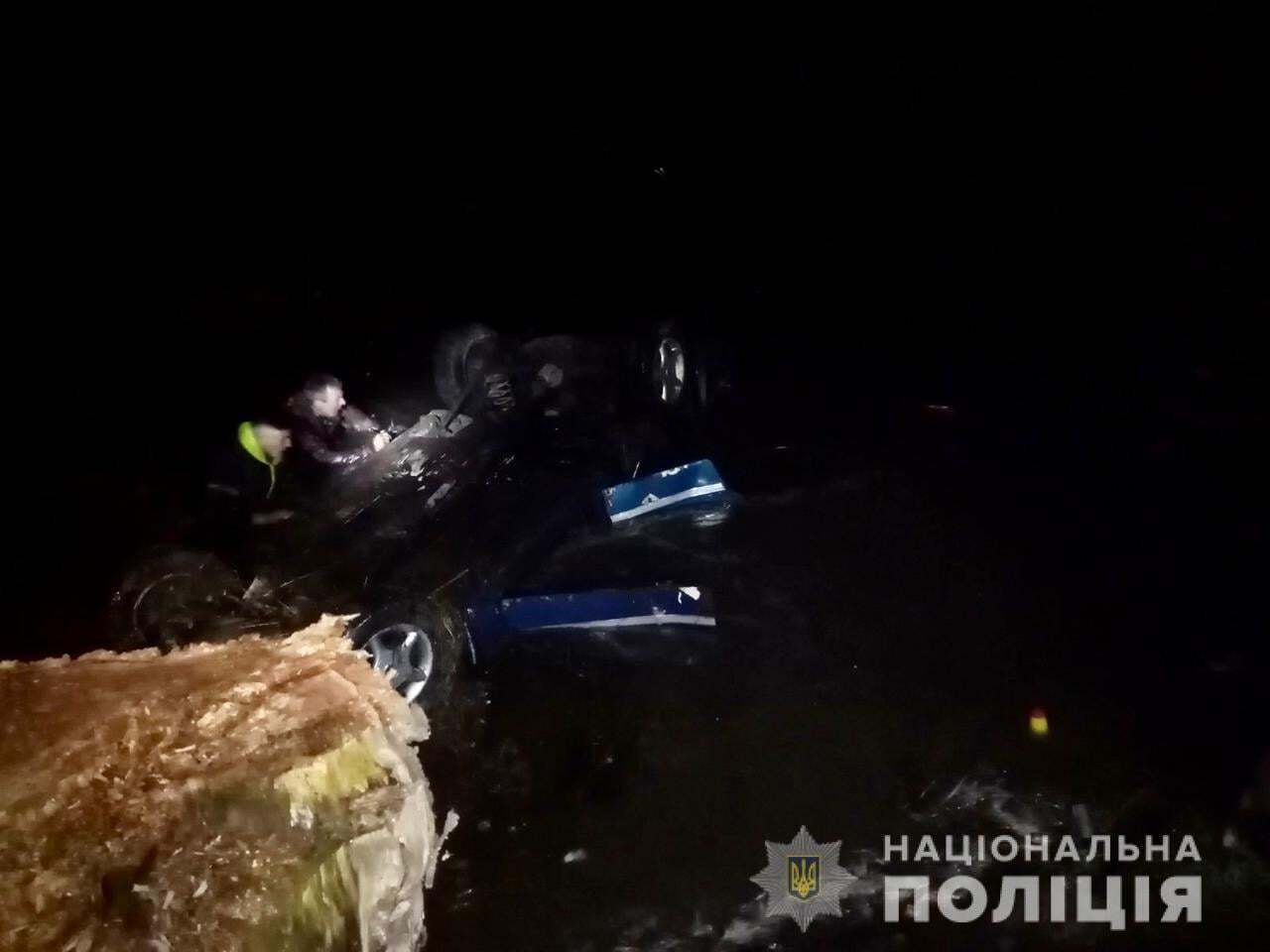 На Черкасщине авто съехало в пруд: водитель и пассажиры погибли. Фото