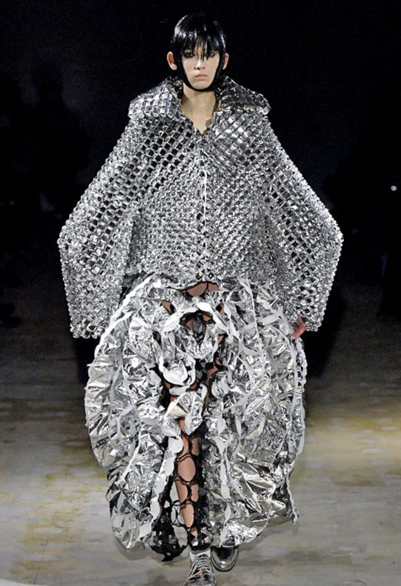 Об'ємна сукня з металевими вставками