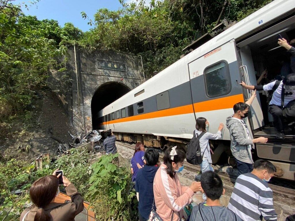 На востоке Тайваня пассажирский поезд сошел с рельсов