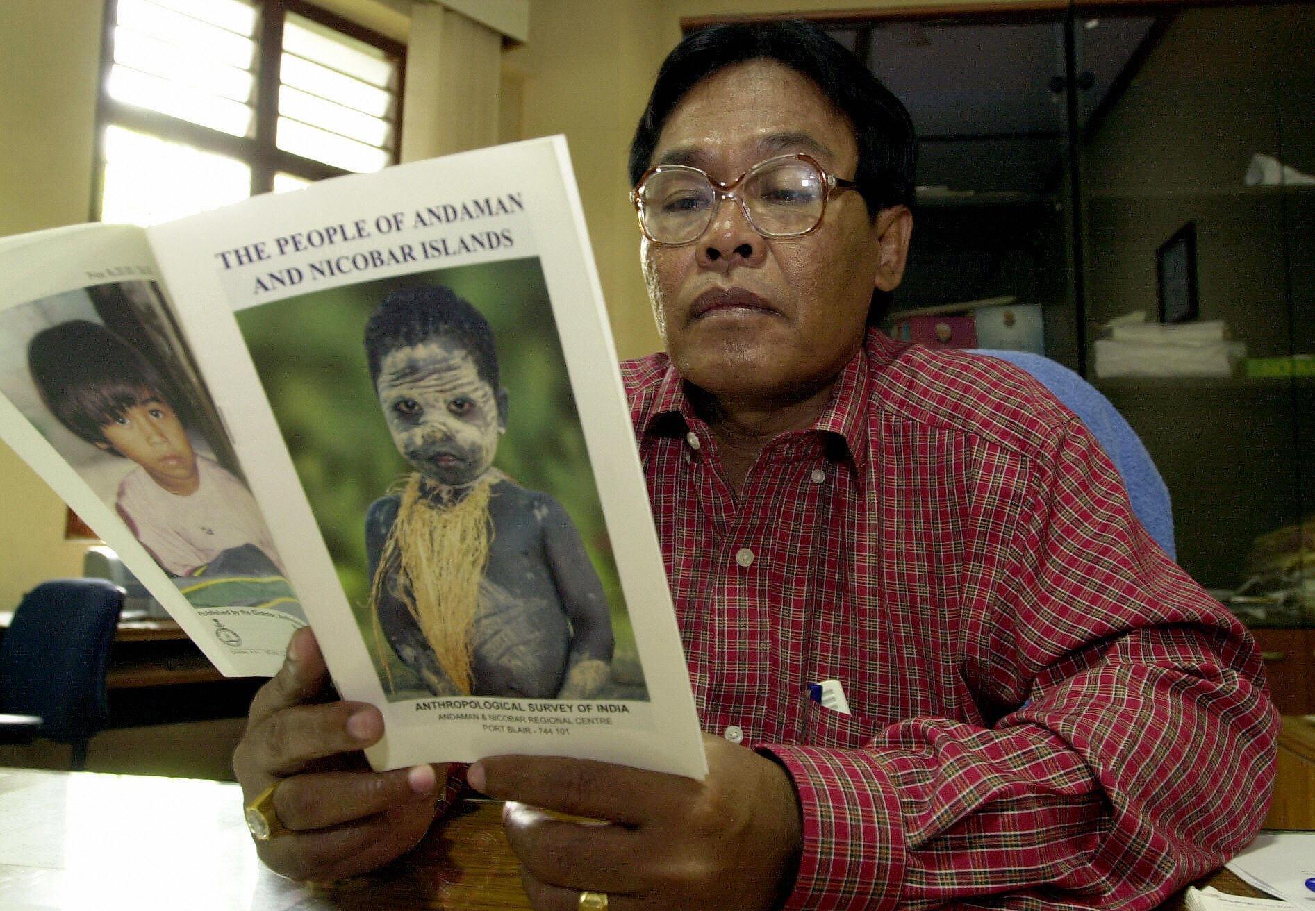 Офіцер Антропологічної служби Індії дивиться брошуру з описом життя на Андаманських і Нікобарських островах
