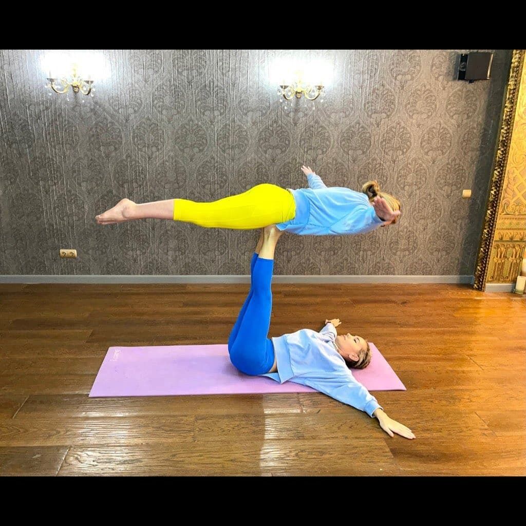 Віталіна Ющенко з дочкою показала трюки.