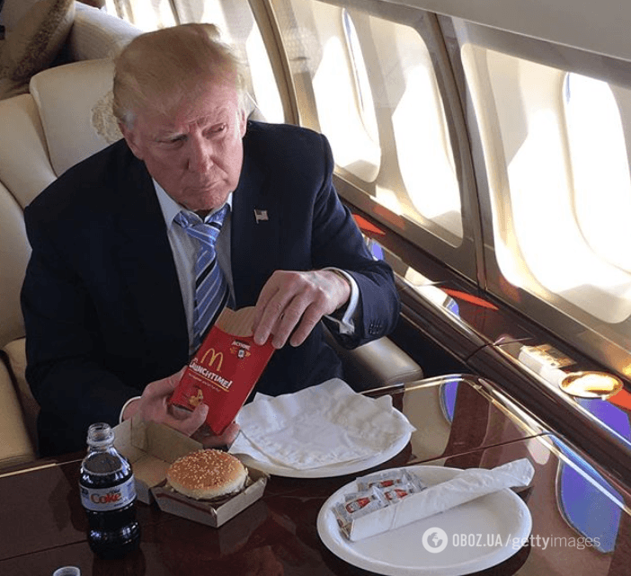 Дональд Трамп ест фастфуд