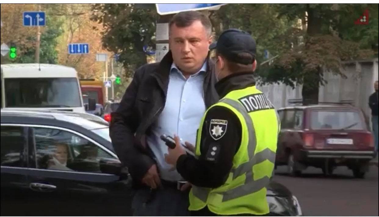 Нардеп від "Слуги народу" вдарив людину і спустив шини декільком авто в Чернігові. Відео