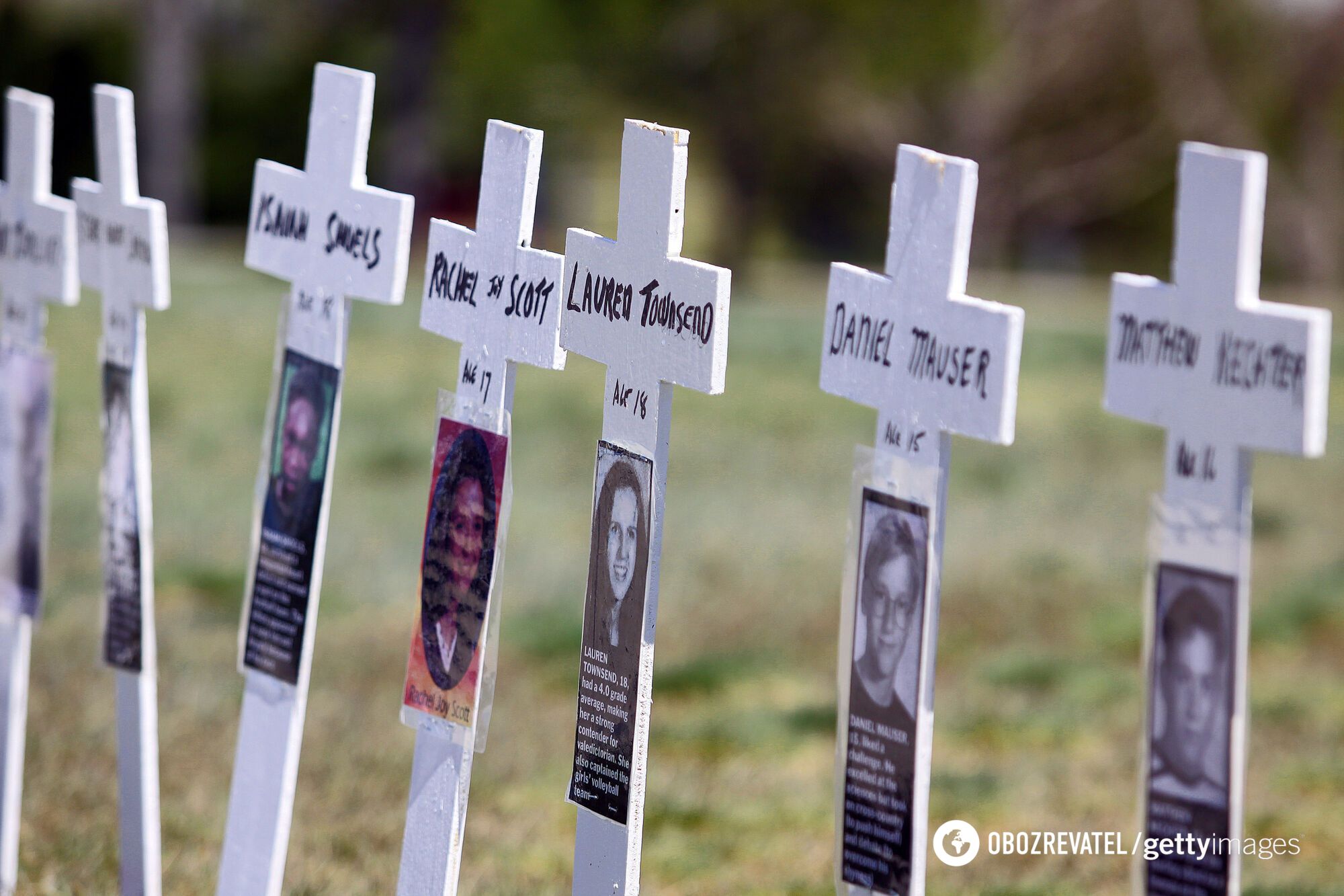 Мемориал жертвам стрельбы в школе "Колумбайн"