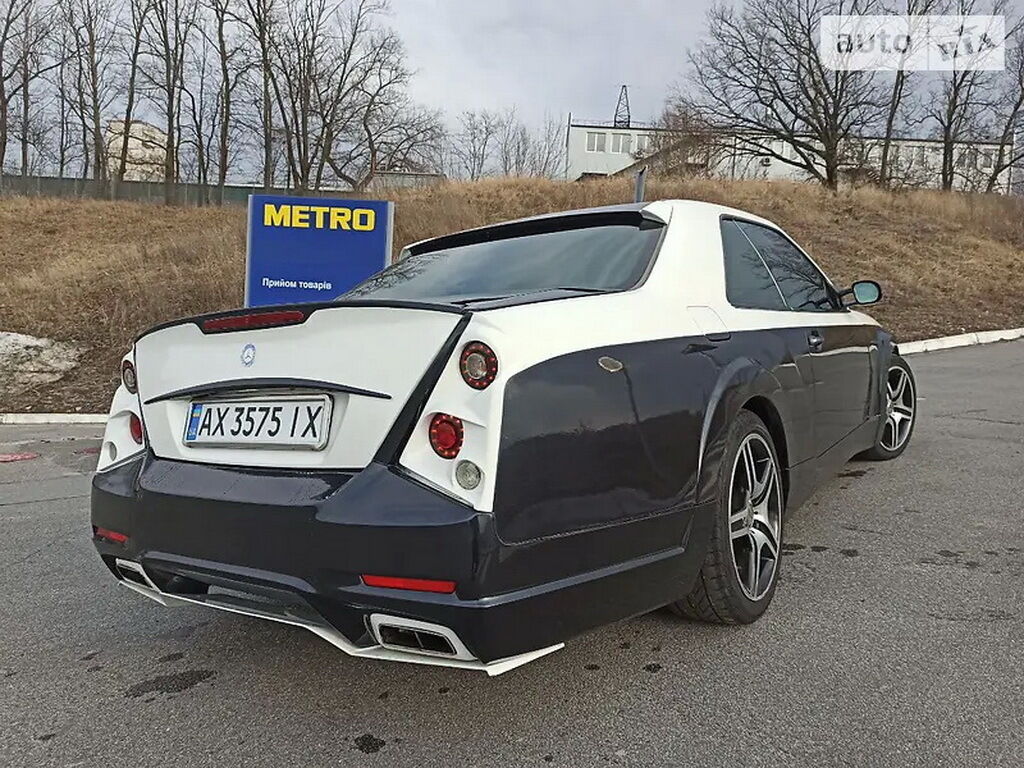 Задній бампер прикрасили парою хромованих вихлопних труб