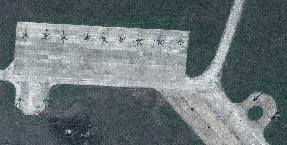 Спутниковый снимок российских военных вертолетов на авиабазе Кировское в Крыму, 14 апреля 2021 года