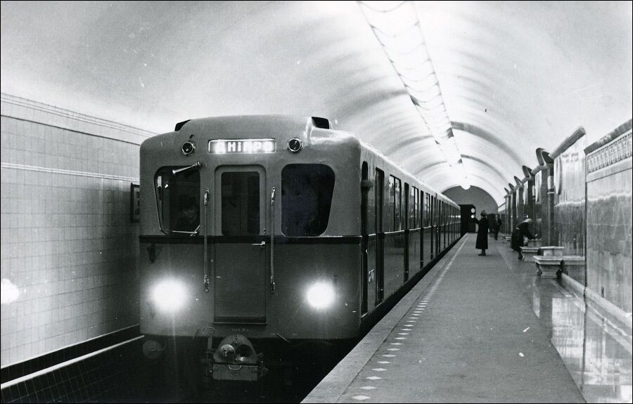 На станції раніше було вмонтовано лампи, що вмикаються під час наближення поїзда.