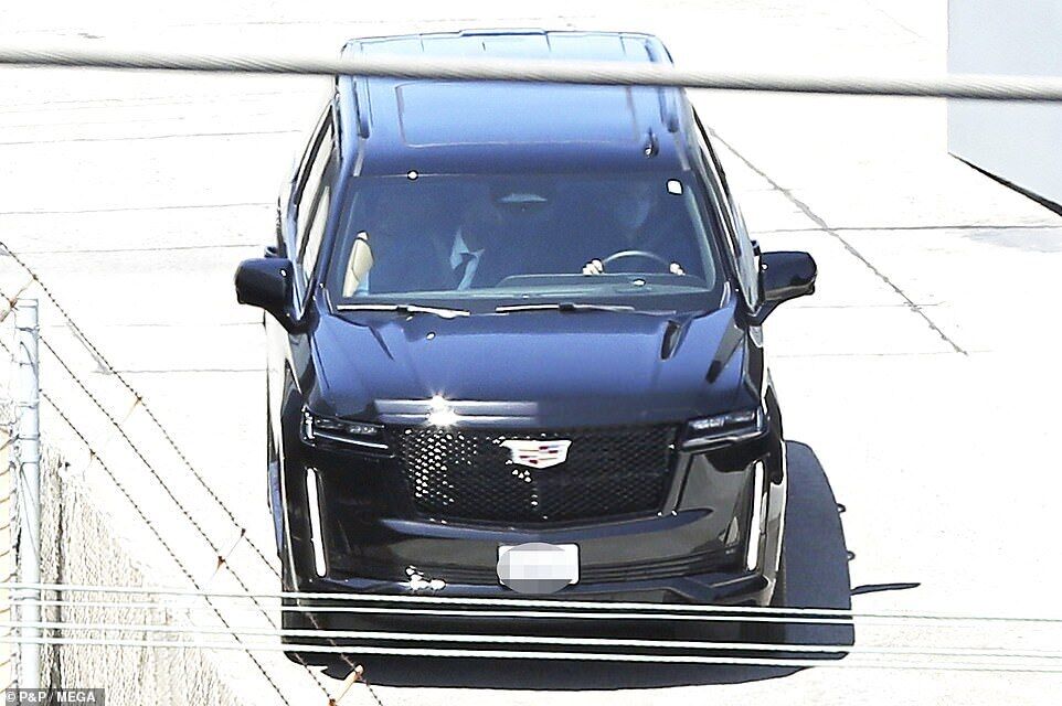 Машина принца Гаррі виїжджала з приватного терміналу в аеропорту Лос-Анджелеса.