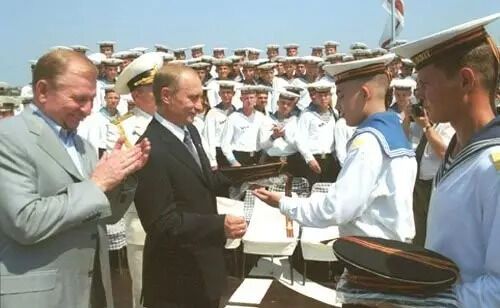 Летом 2001 года глава РФ был в Крыму с трехдневным визитом – побывал в Херсонесе и детском лагере "Артек"