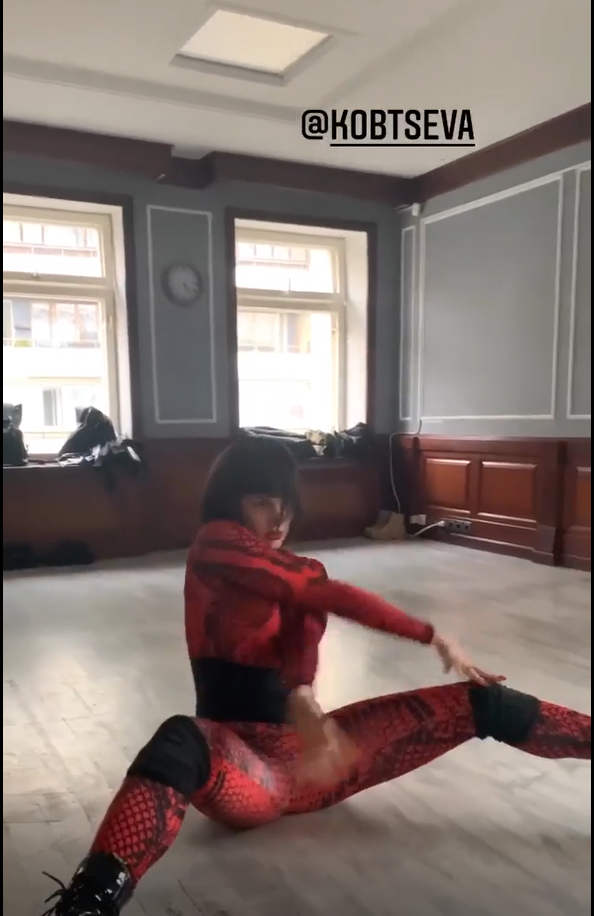 MARUV показала сексуальные танцы