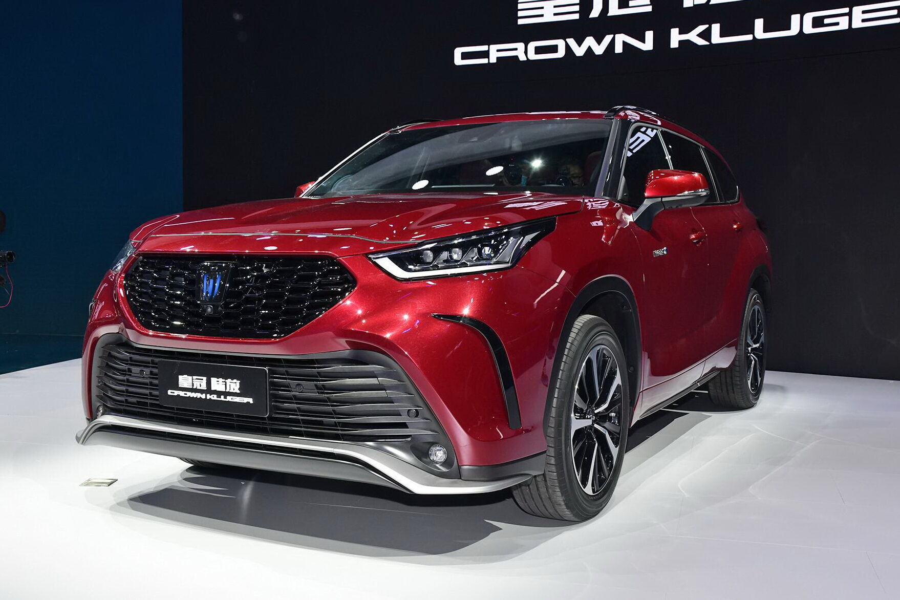 Кросовер Crown Kluger є адаптованою для місцевого ринку американською версією моделі Highlander