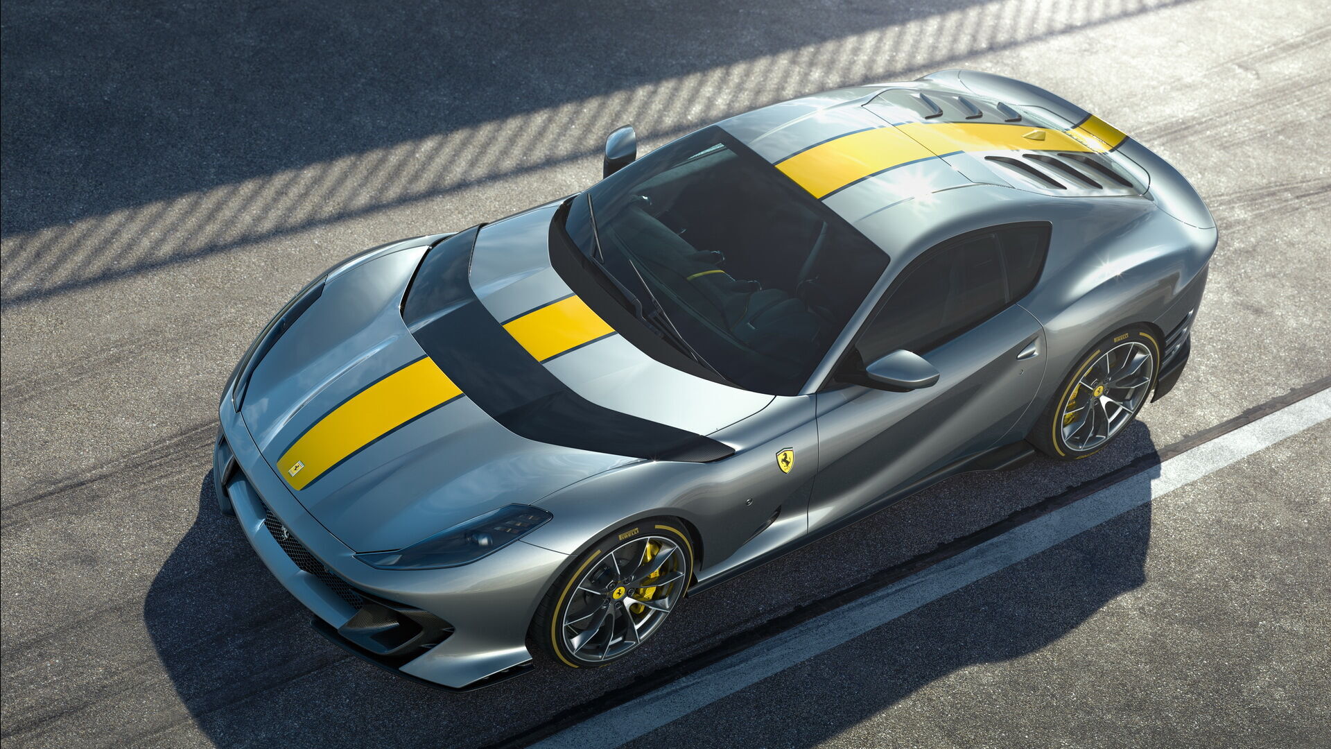 Ferrari представит 5 мая новую версию модели 812 Superfast
