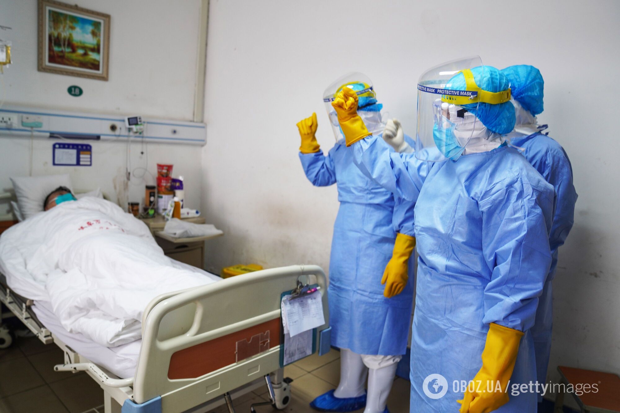 Врачи в изоляторе больницы китайской восточной провинции Шаньдун, 28 января 2020 года
