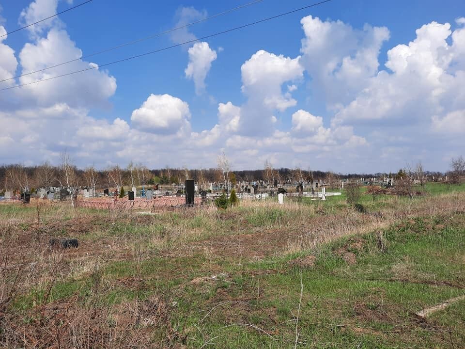 Російські окупанти випустили ракету по цвинтарю, де були мирні люди