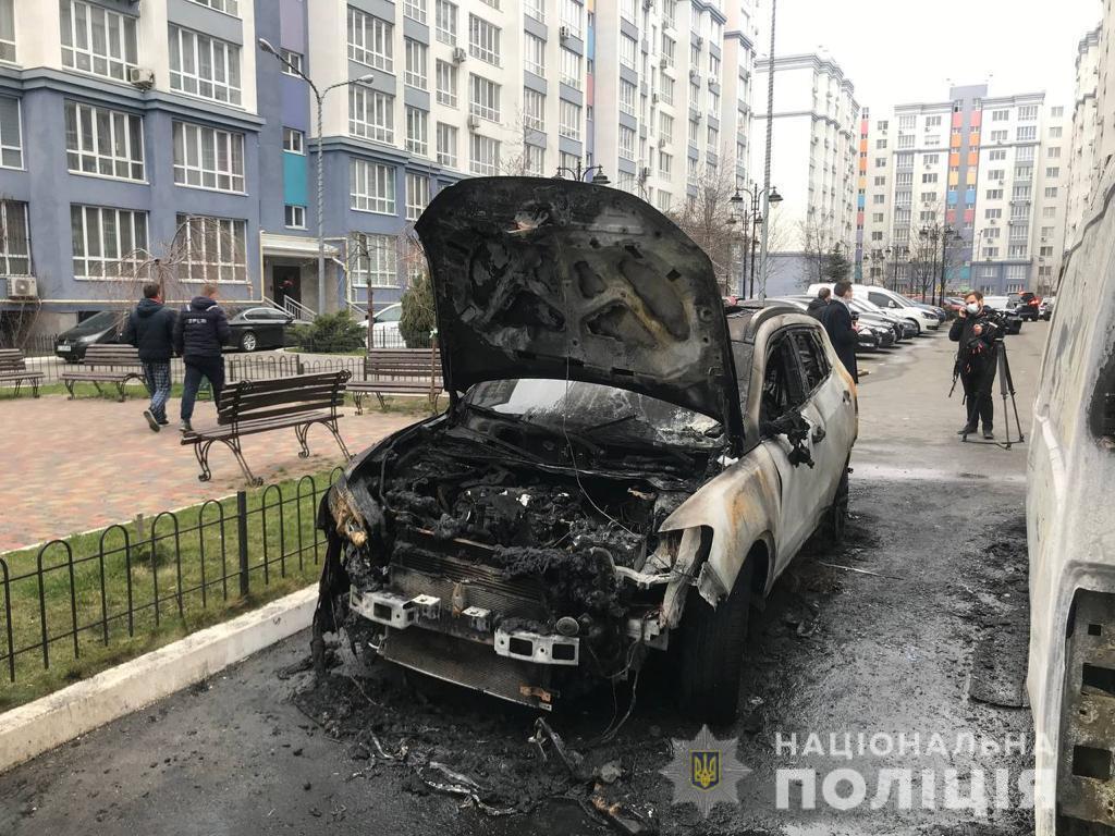Сначала загорелся BMW, а позже огонь перекинулся и на соседние машины.