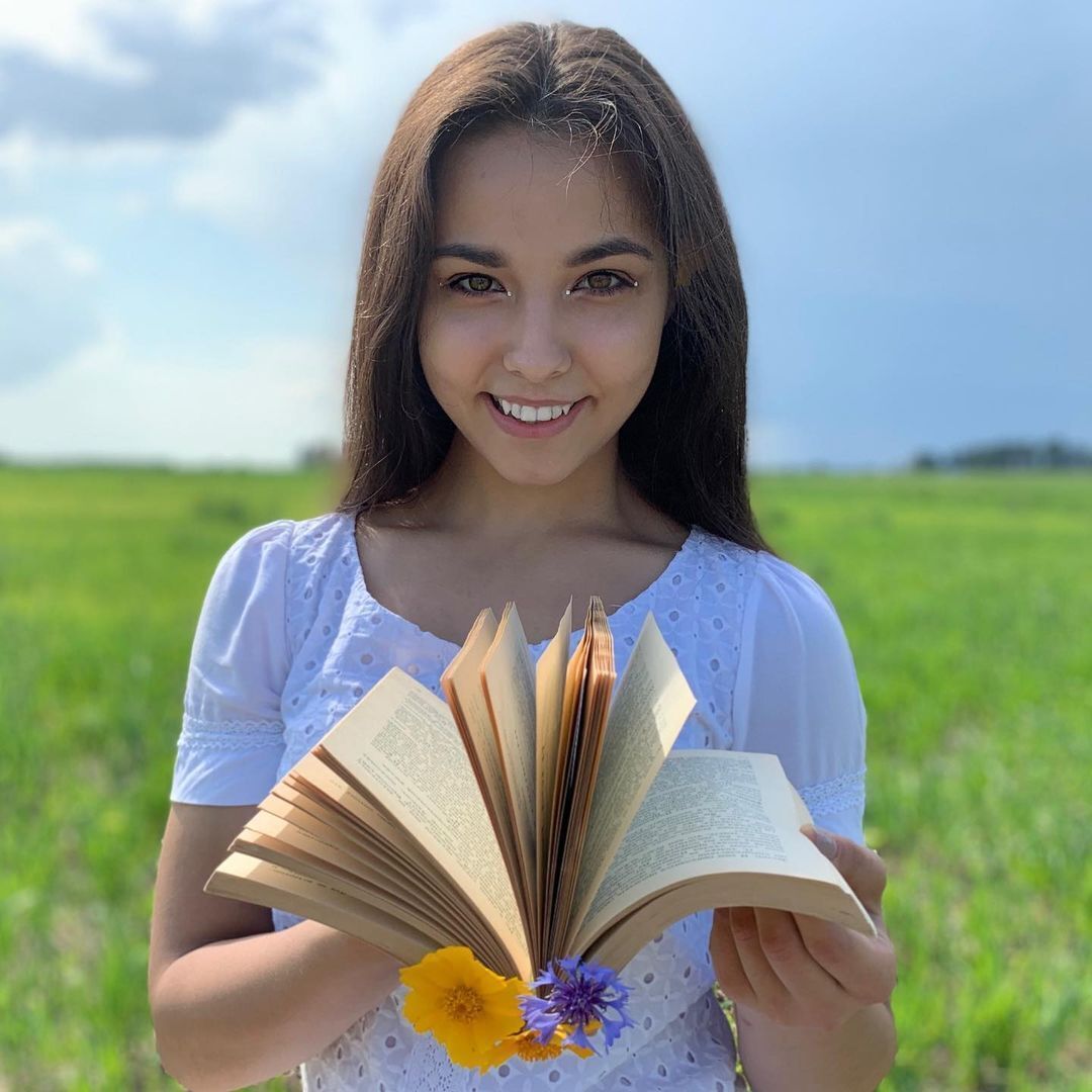 Христина Лакійчук із книгою
