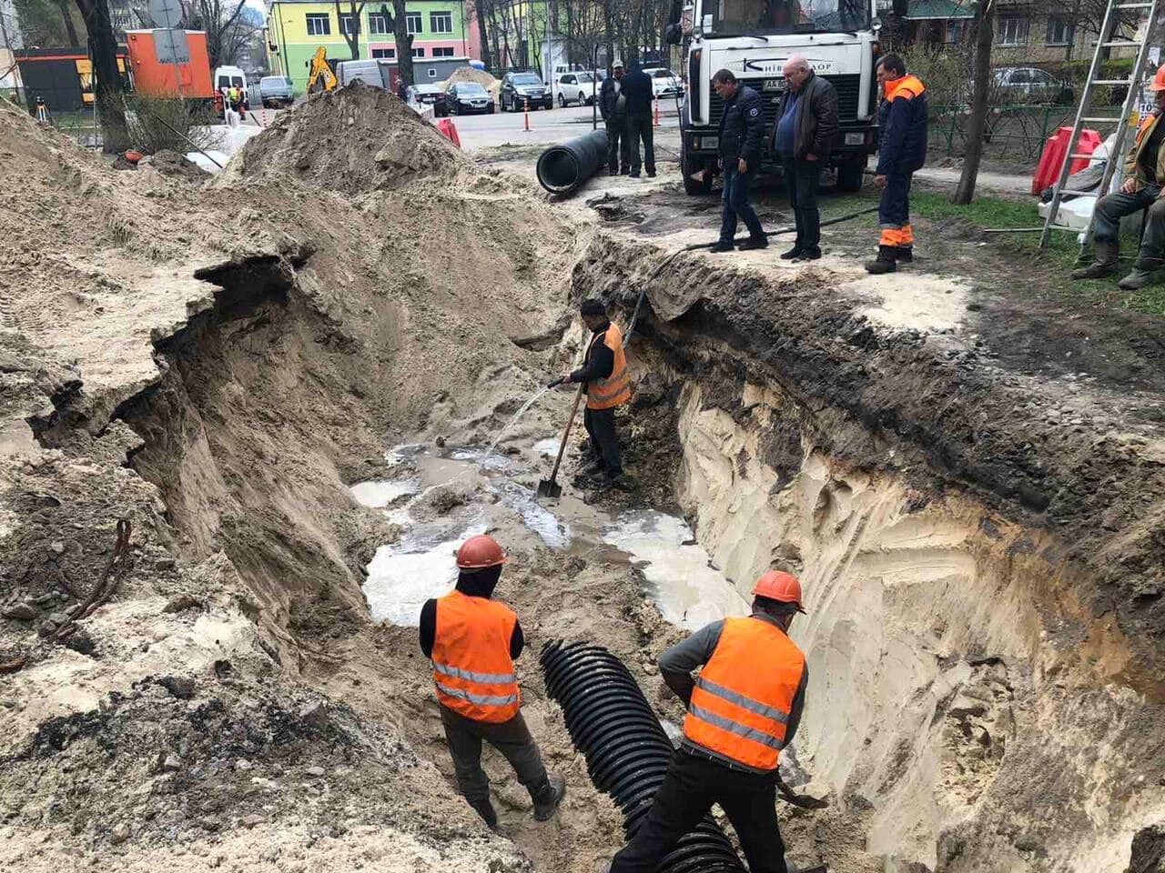 Коллектор расположен в Дарницком районе столицы.